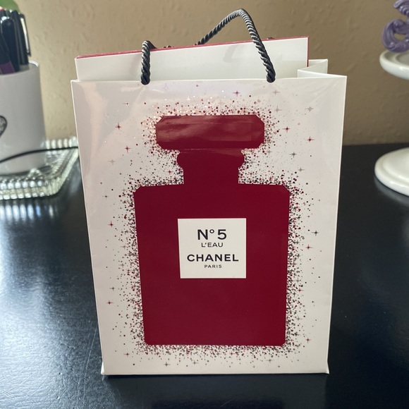 Set of 6 Chanel post cards and small paper bag. New not used. - Picture 2 of 8